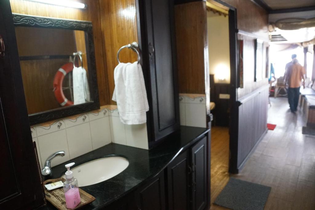 Soma Hamsam House Boat photo