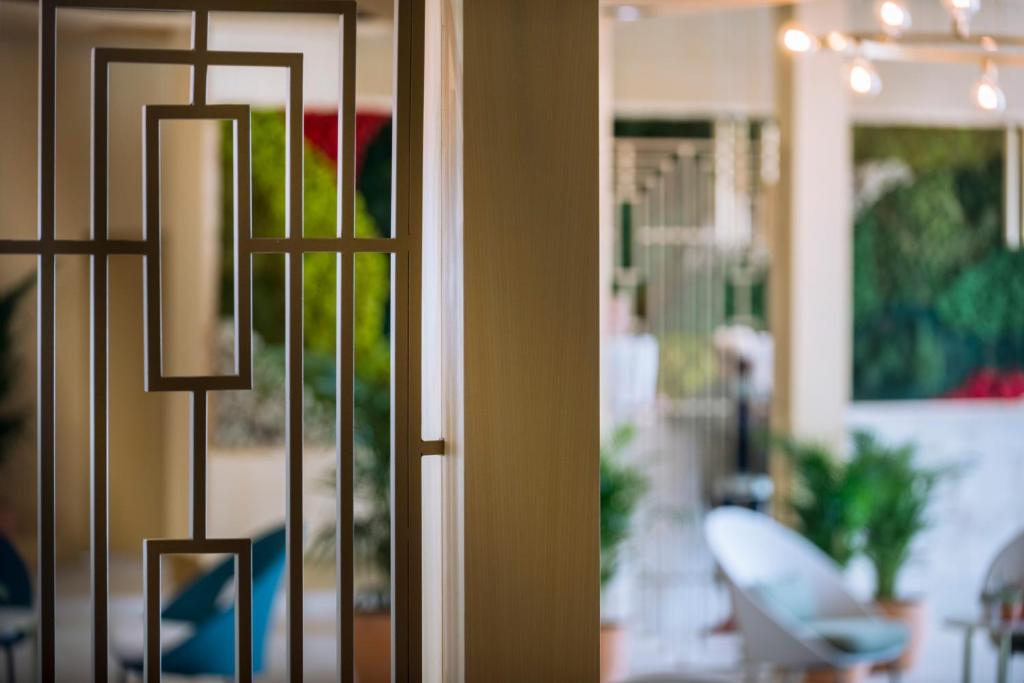 Mediterraneo Bay Hotel & Resort — Hotel building in Roquetas de Mar, Andalusia