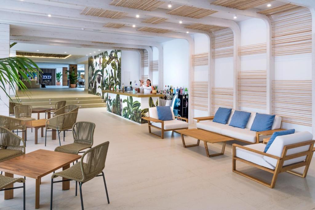 Mediterraneo Bay Hotel & Resort — Restaurant & bars in Roquetas de Mar, Andalusia