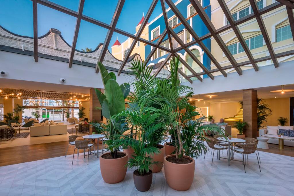 Mediterraneo Bay Hotel & Resort — Hotel building in Roquetas de Mar, Andalusia