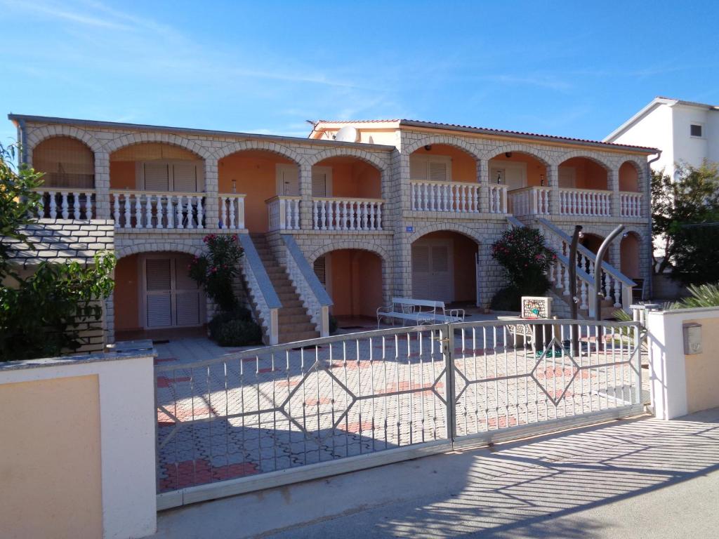 Apartman Kristo — Hotel in Vir