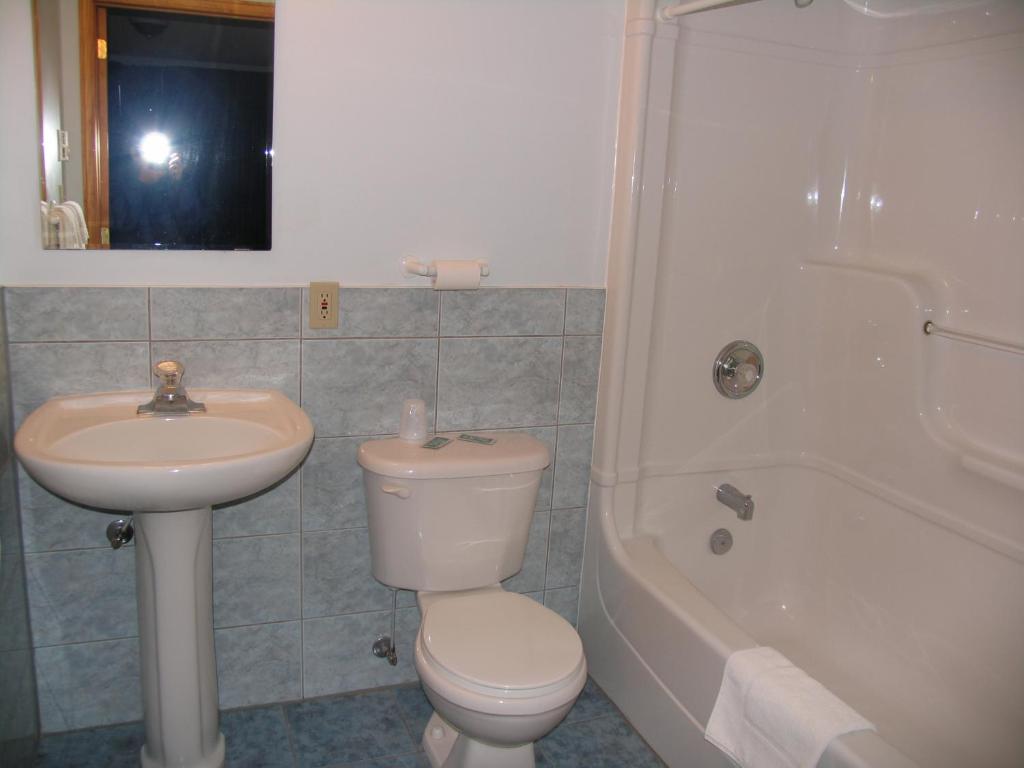 Seven Oakes Motel photo