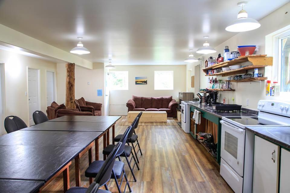 Kitchen, C&N Backpackers - Ucluelet in Ucluelet (BC)