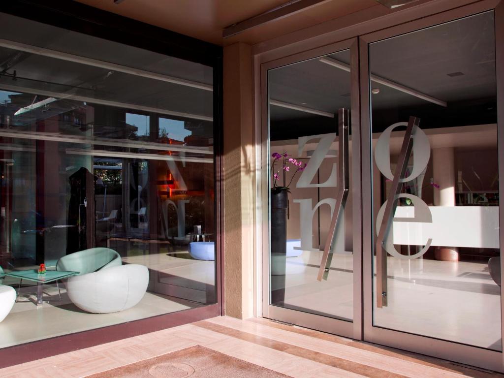 Zone Hotel Photo 5