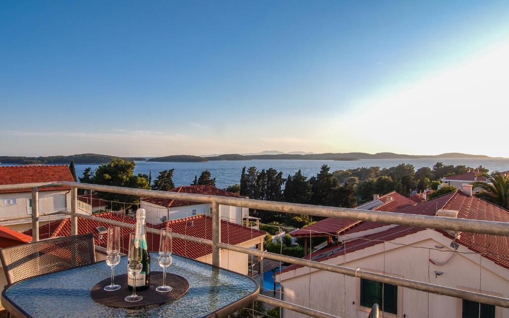 Apartments Pavicic Tudor — Hotel in Hvar