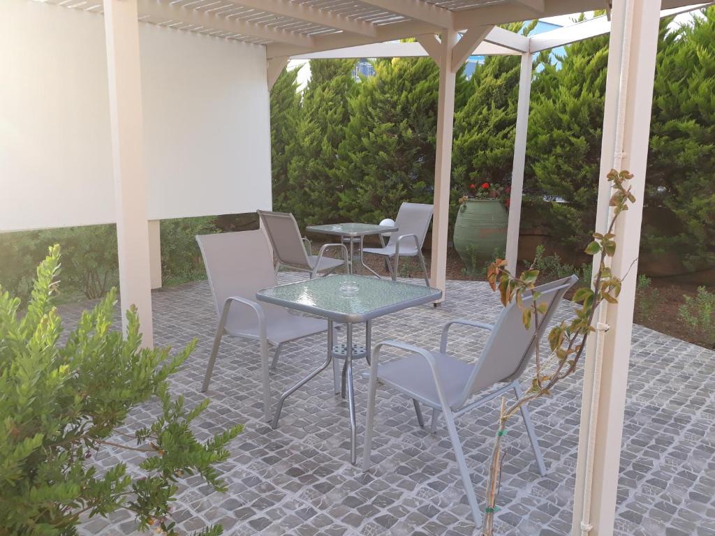 Shared lounge/TV area