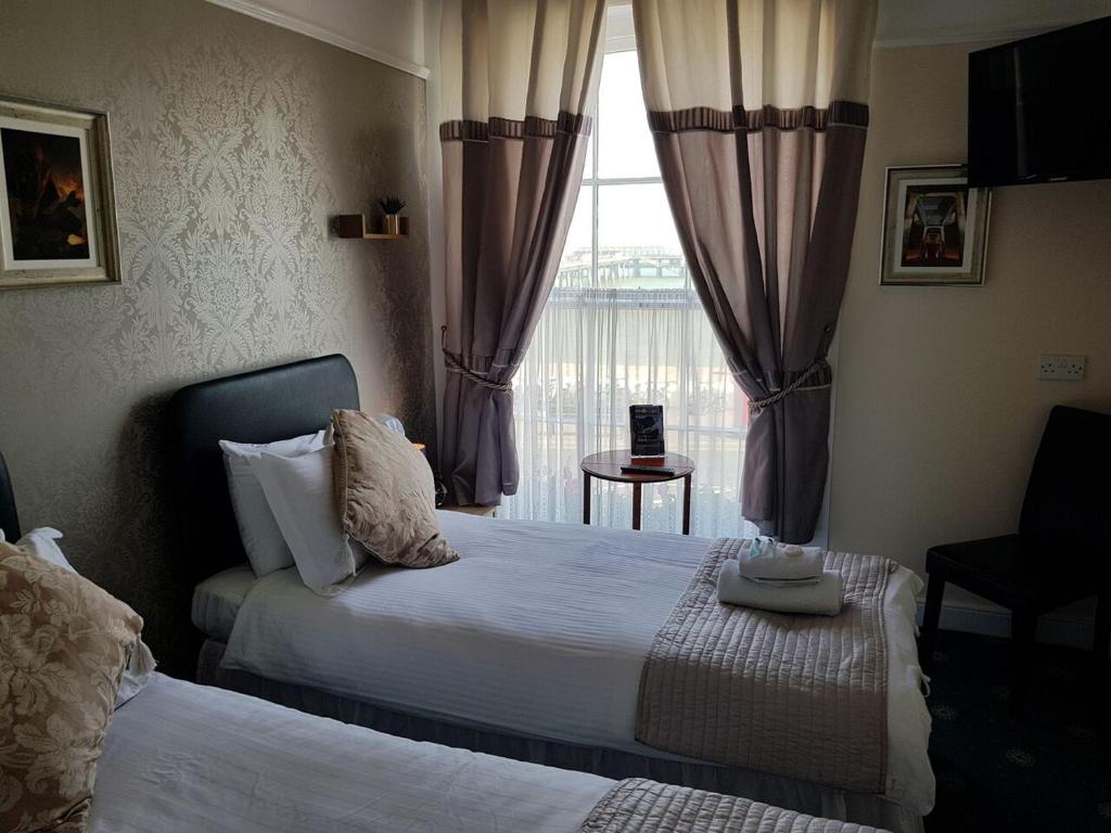 Waterfront Hotel, Deal photo 2