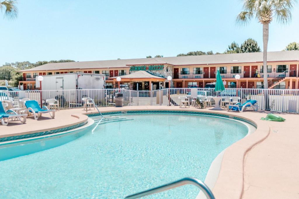 Swimming pool, Summer Breeze Motel in Panama City (FL)