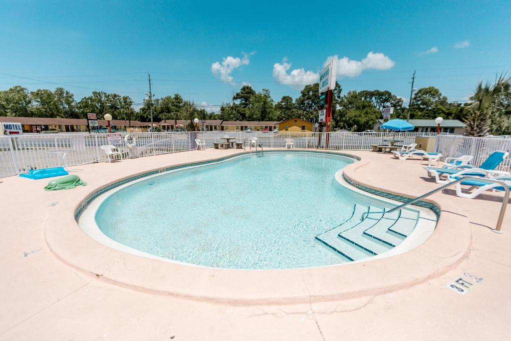 Swimming pool, Summer Breeze Motel in Panama City (FL)