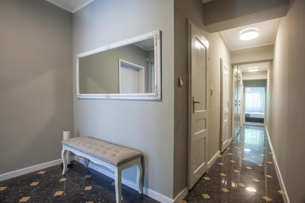 Spacious flat close to the American Embassy photo