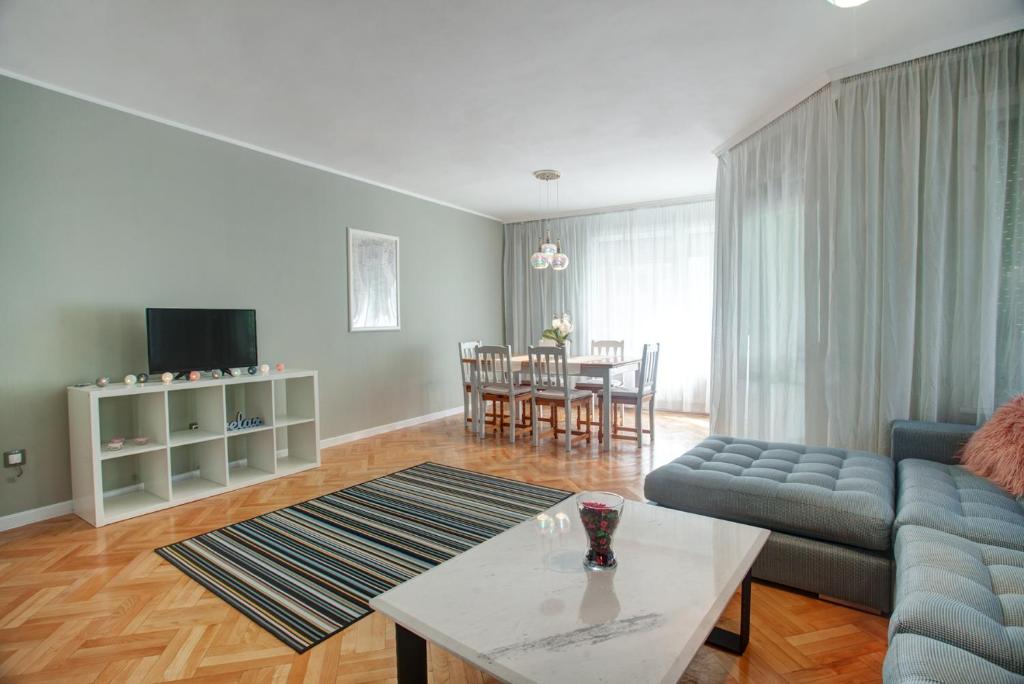 Spacious flat close to the American Embassy — Hotel in Sofia