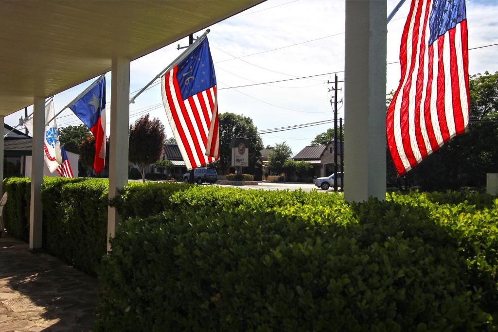 Peach Tree Inn & Suites photo