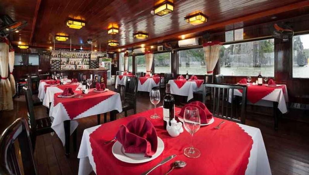 Fantasea Imperial Cruise — Hotel in Hạ Long