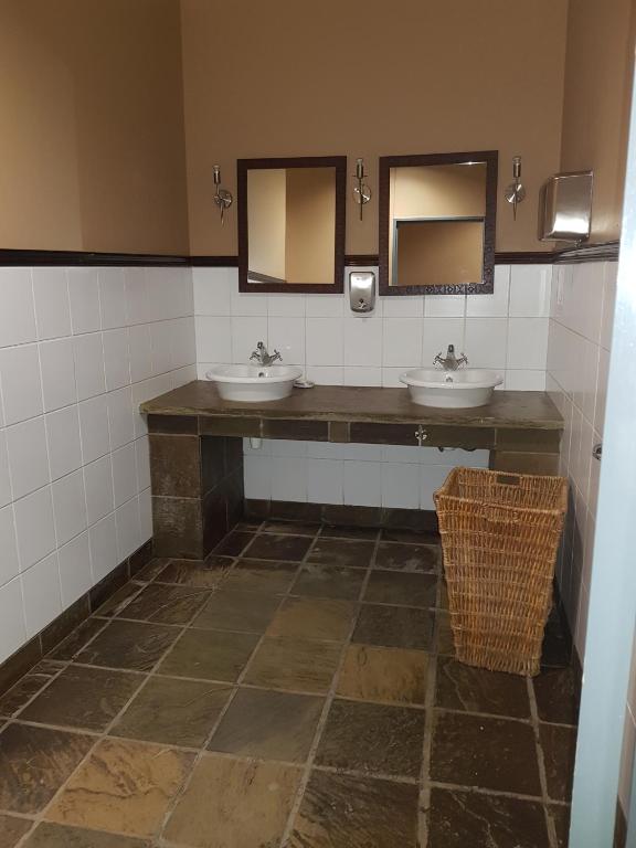 Oshandira Lodge photo