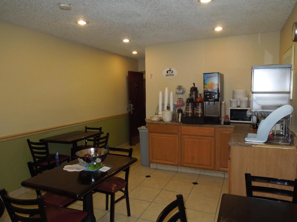 Super 8 By Wyndham Harrisonburg Photo 7