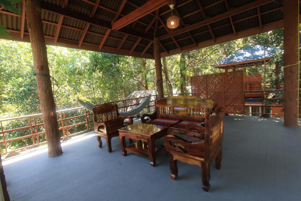 เจเจ บีช รีสอร์ท & เจเจ ซีฟู้ด รีสอร์ต (JJ Beach Resort & JJ Seafood Restaurant)