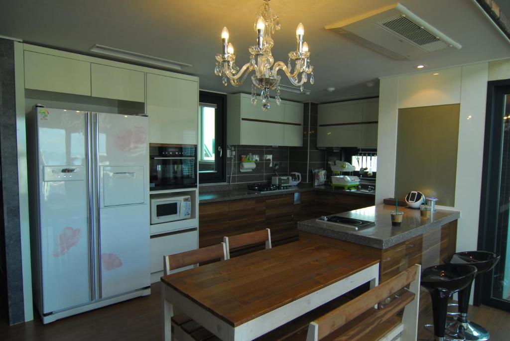 Kitchen, Dynamic Guesthouse in Busan