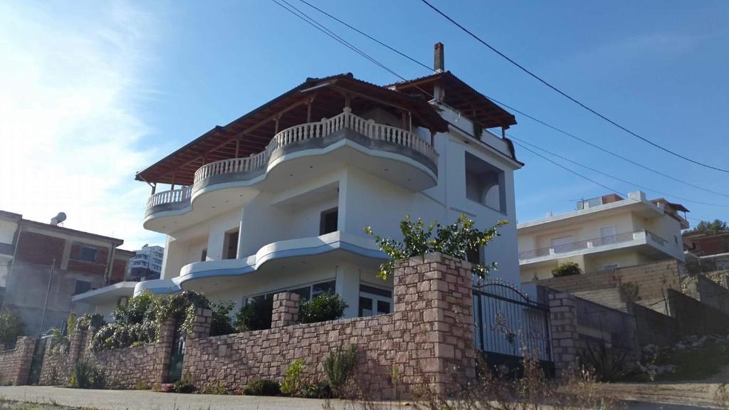 Frankos Apartaments — Hotel in Saranda