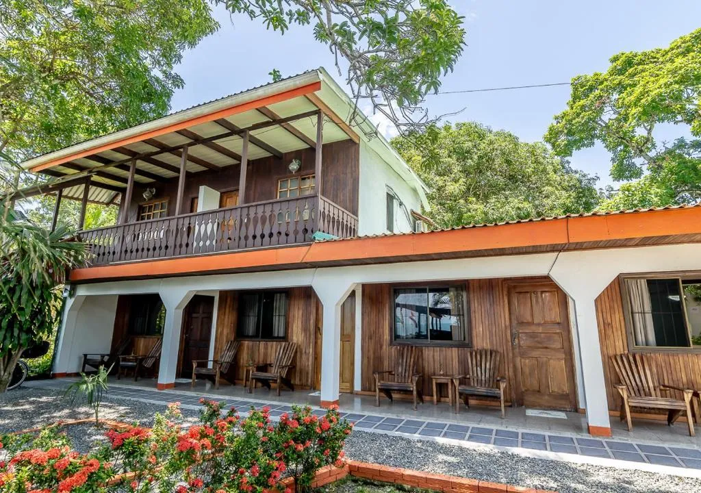 Cabinas Arrecife, hotel in Cahuita