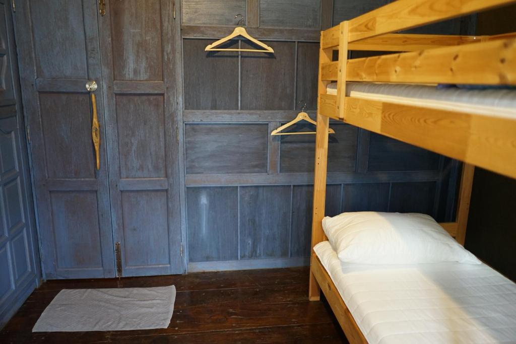 เตียงสองชั้นในห้องพักรวมหญิงชาย