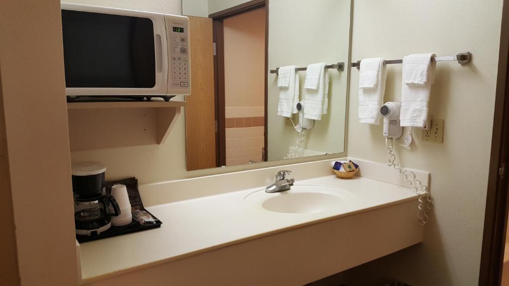 Motel 6 Norway, MI photo