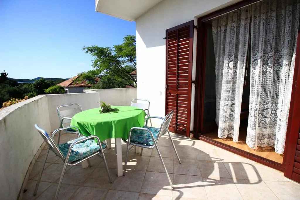 Apartman Dino, hotel in Murter