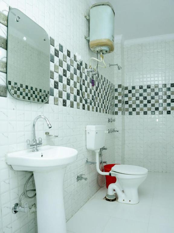 Friends Hostel by Backpackers Heaven- New Delhi Railway Station - Paharganj photo
