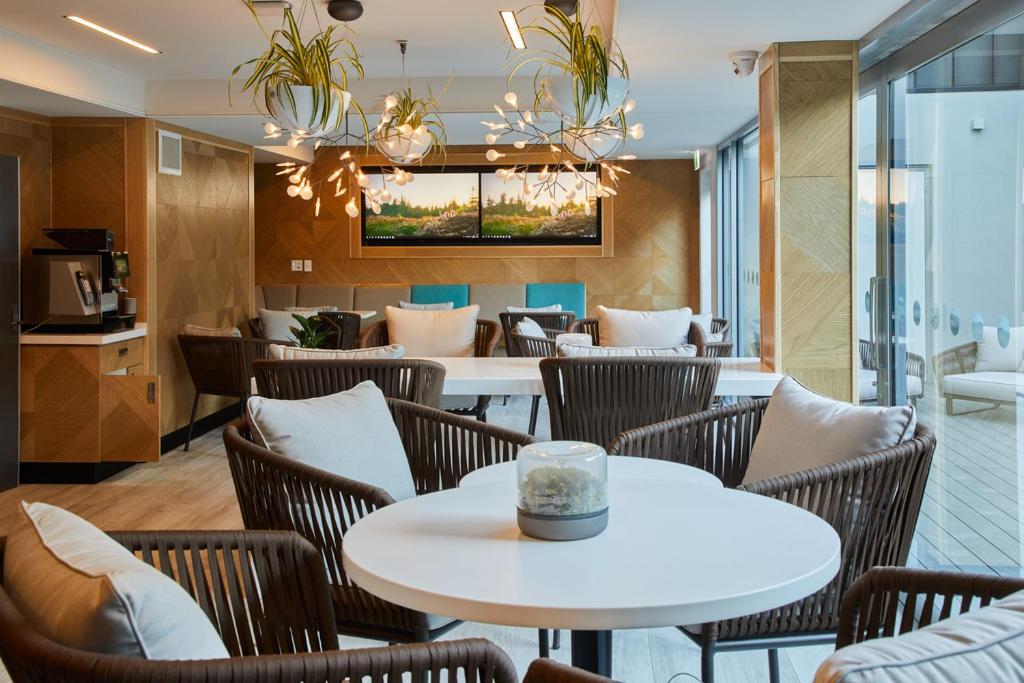 Shared lounge/TV area, mi-pad Queenstown in Queenstown