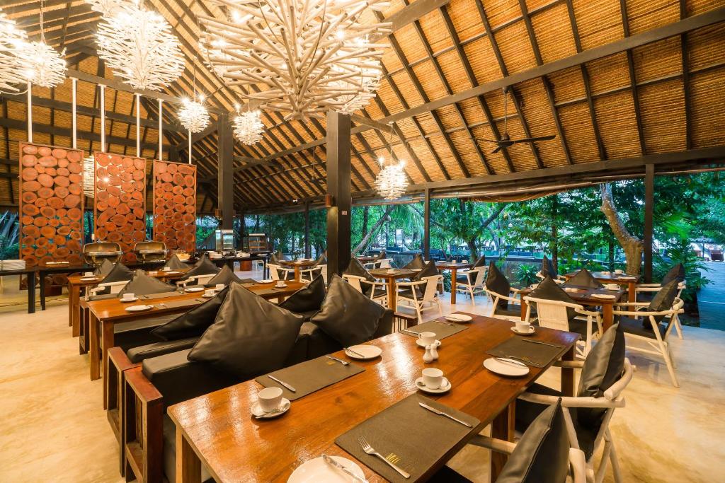Restaurant, The Sevenseas Resort in Trang
