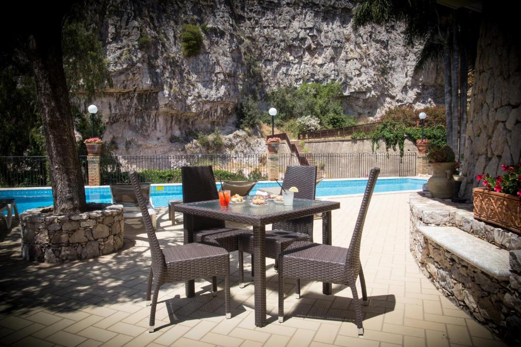 Hotel Corallo — Basen in Taormina, Sycylia
