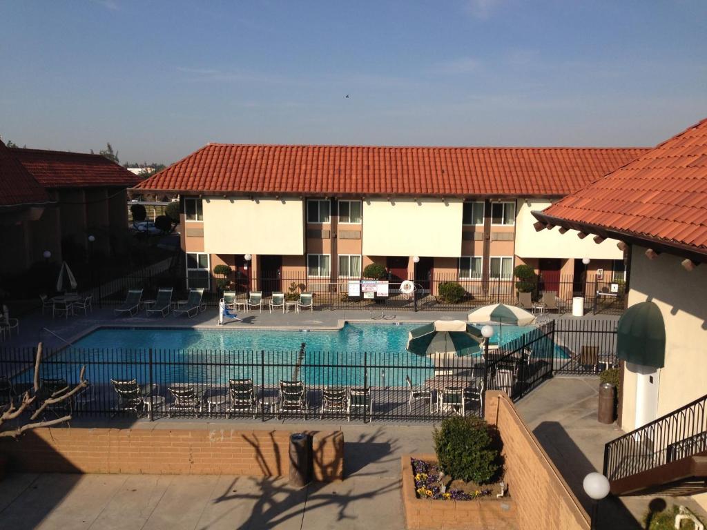 Ramada by Wyndham Fresno North photo