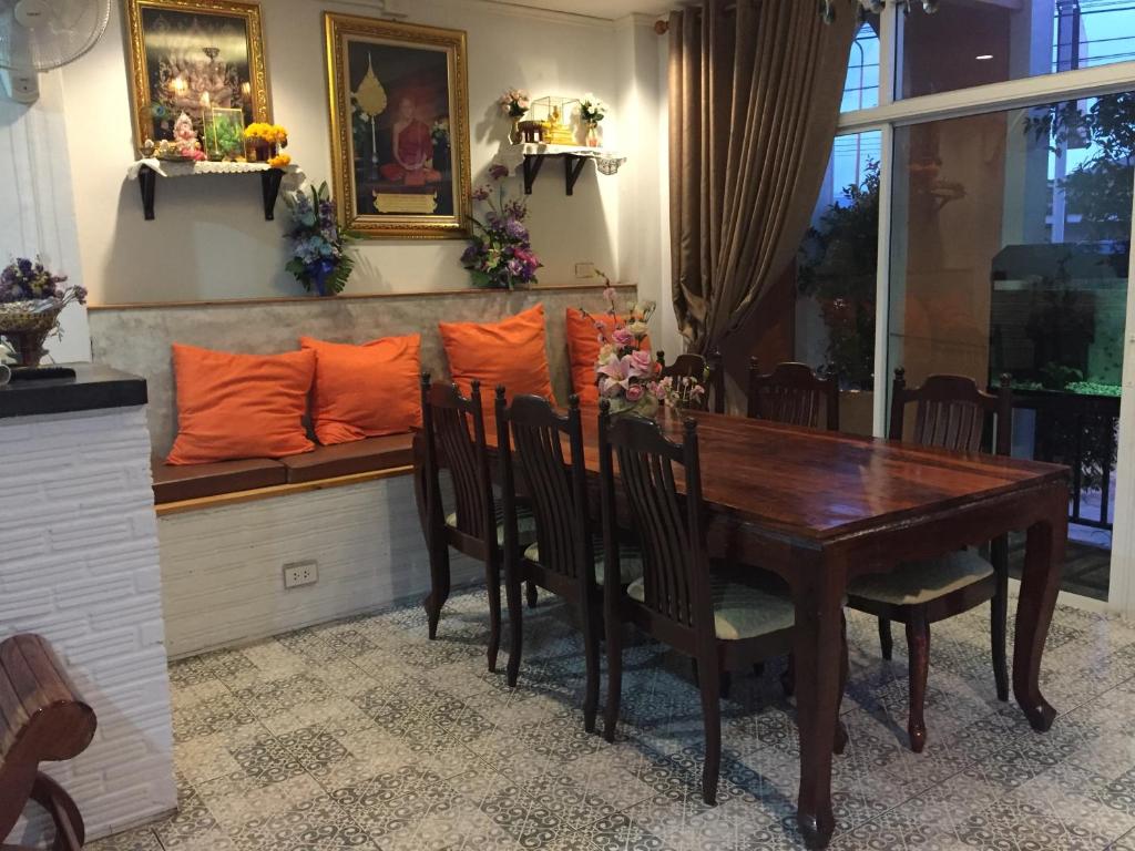 Shared lounge/TV area, PPS Home in Surin