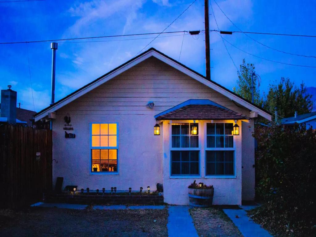 Cozy Muir Cottage - In Town - Pet Friendly — Hotel in Lone Pine (CA)