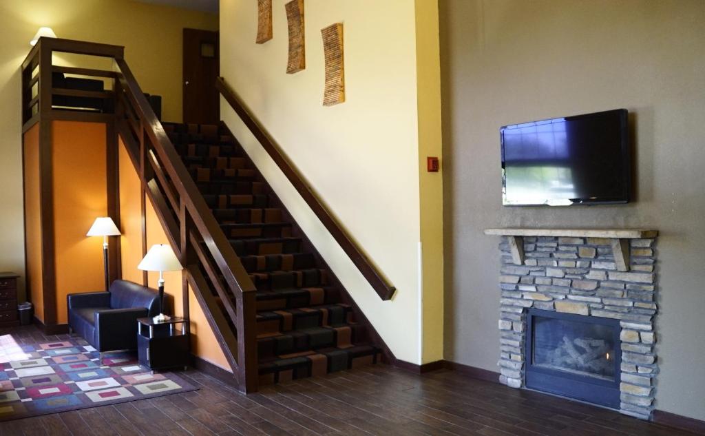 Super 8 By Wyndham La Crosse photo