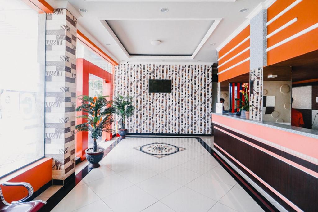 Lobby, RedDoorz Plus @ Grand City Inn Makassar in Makassar