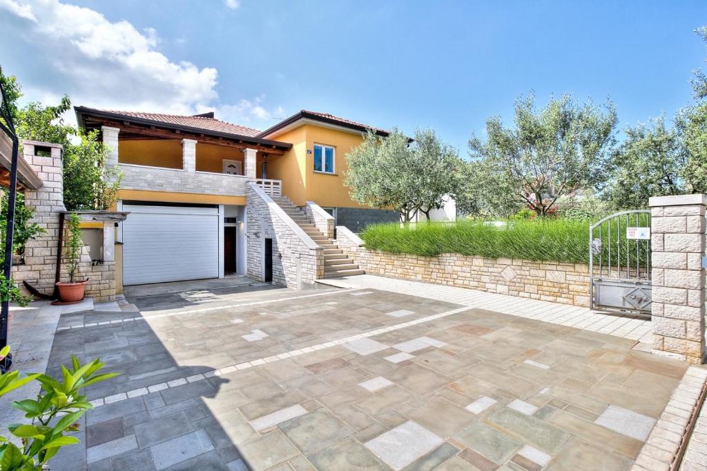 LANA house with apartment — Hotel in Umag