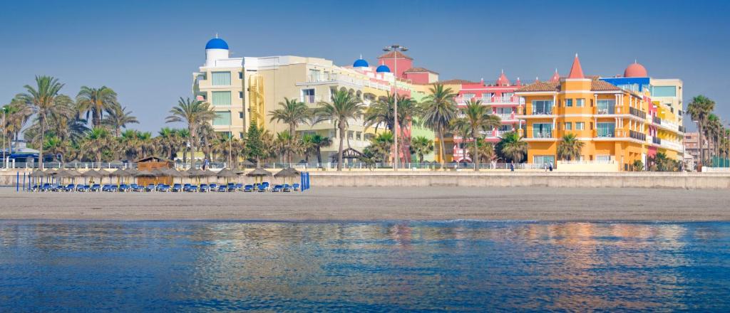 Mediterraneo Bay Hotel & Resort — Hotel building in Roquetas de Mar, Andalusia