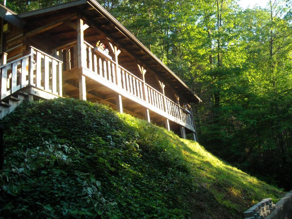Authentic log home with hot tub, fireplace, fire pit and billiards !, Gatlinburg