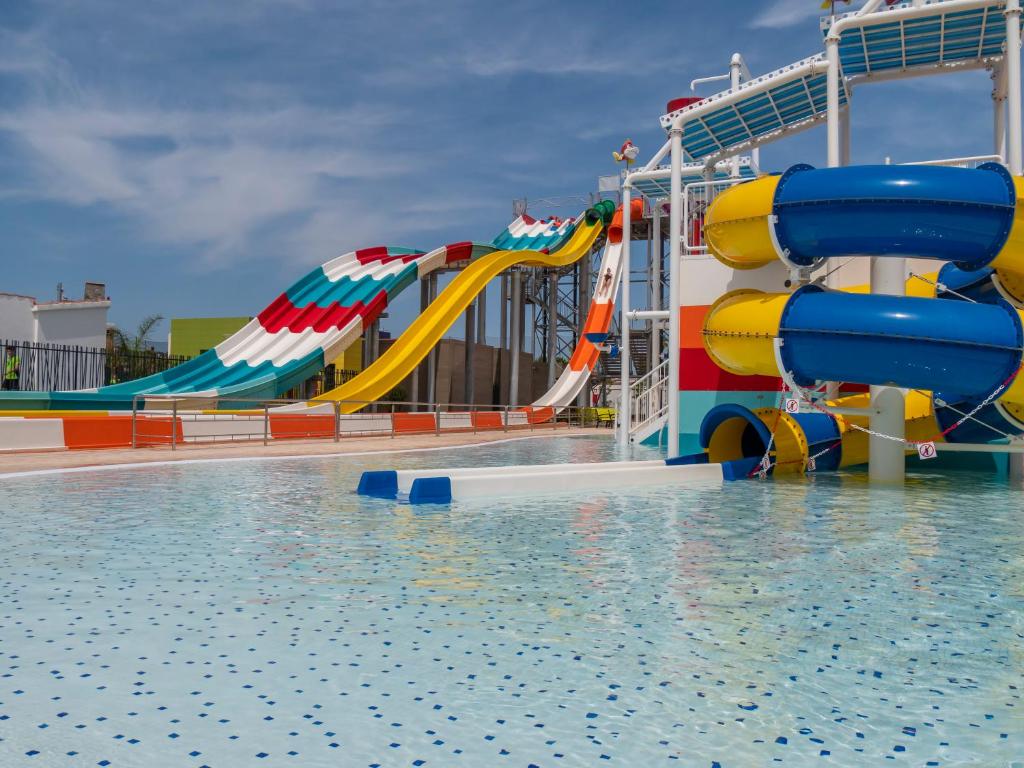 Golden Taurus Aquapark Resort — Basen in Pineda de Mar, Katalonia