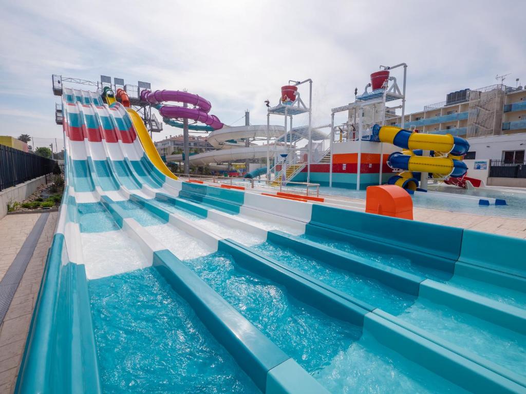 Golden Taurus Aquapark Resort — Basen in Pineda de Mar, Katalonia