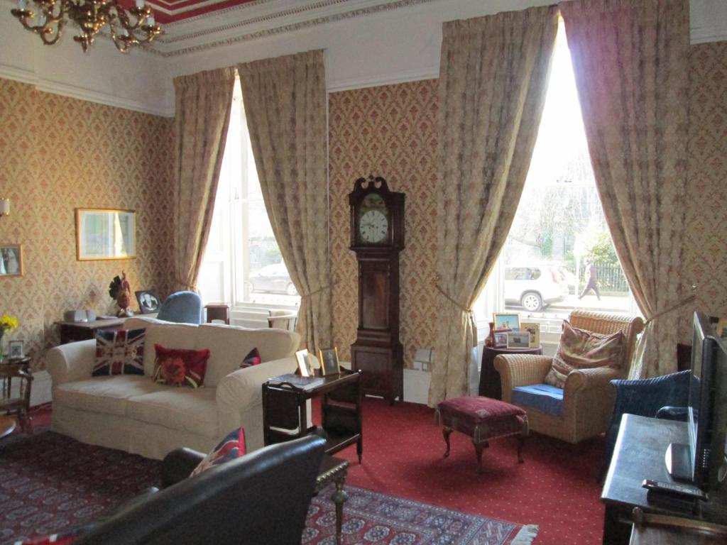 Shared lounge/TV area