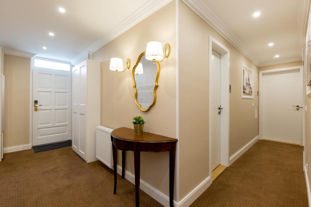 Roland Apartments photo