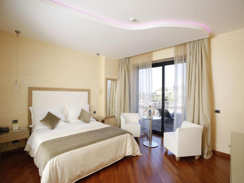 Hotel Villa Esperia — Hotel rooms in Taormina, Sicily