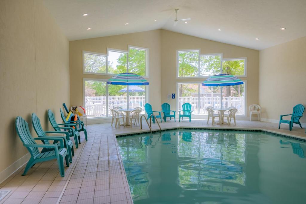 Somerset Inn & Suites photo