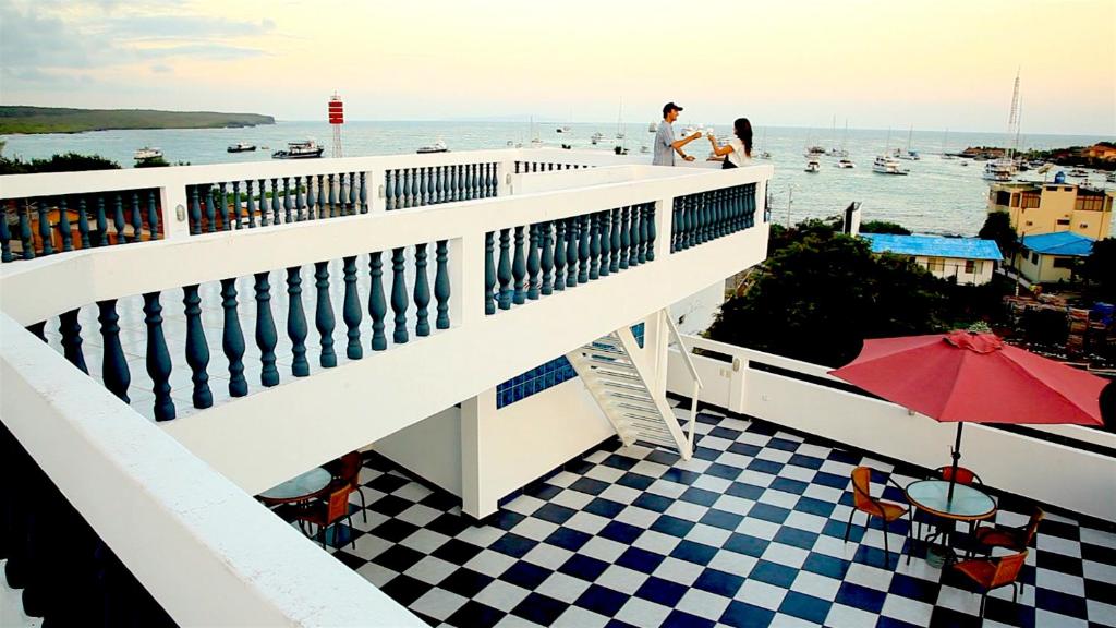 Galapagos Family Vacation 3 bedrooms 7 guests Centrally located and ocean view - 1
