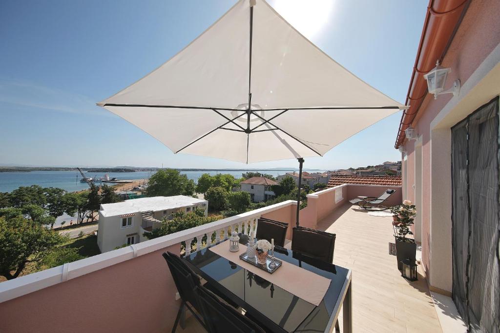 Apartments Floras — Hotel in Tkon