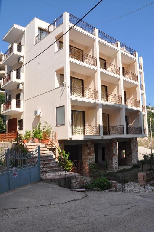 Nikos Hotel and Apartments — Hotel in Saranda