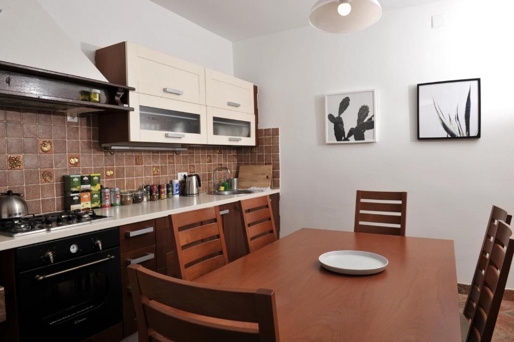 Grandpa Mate House의 넓고 아늑한 거실과 벽난로