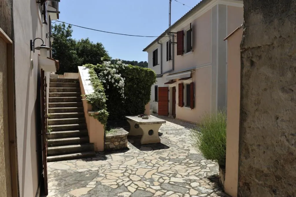 Grandpa Mate House, hotel in Dragove