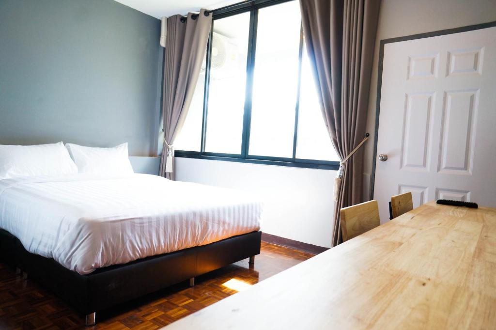 Lux Rooms Night Bazaar 외관